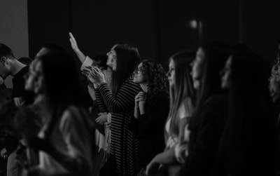 Wearing striped long sleeve shirt of the gray-scale images of women
